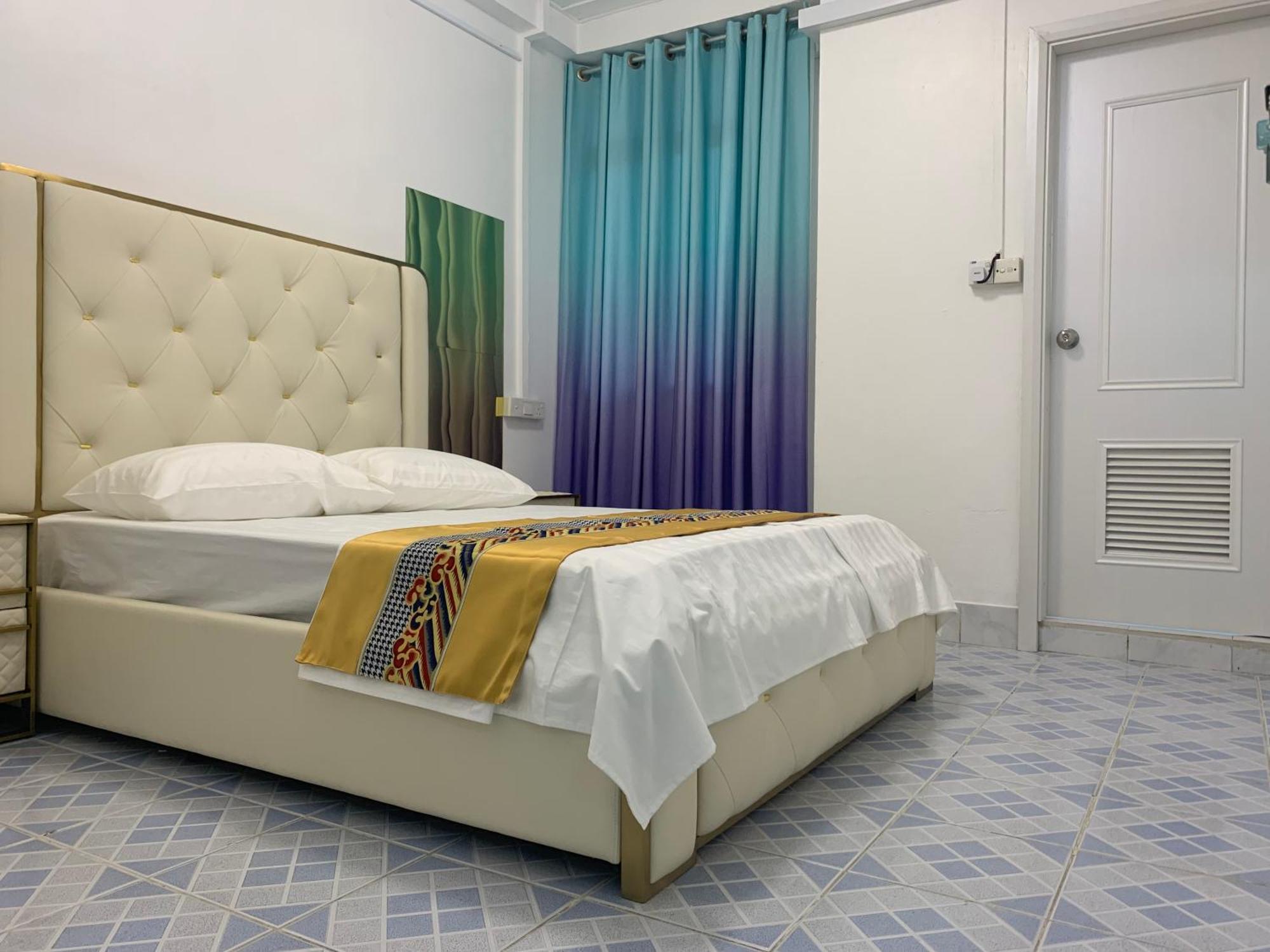 Ontrack Travel Transit Hotel Мале Екстериор снимка