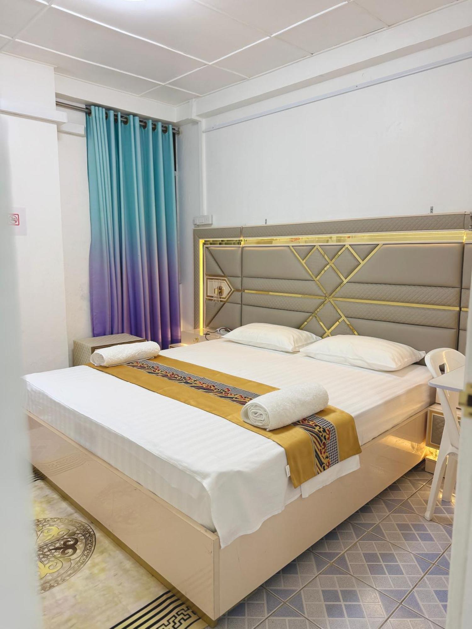 Ontrack Travel Transit Hotel Мале Екстериор снимка