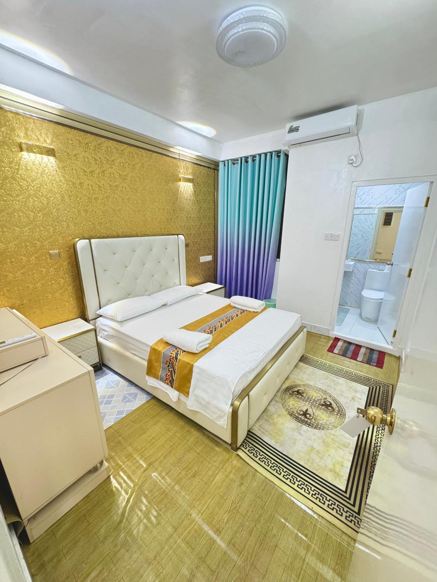 Ontrack Travel Transit Hotel Мале Екстериор снимка