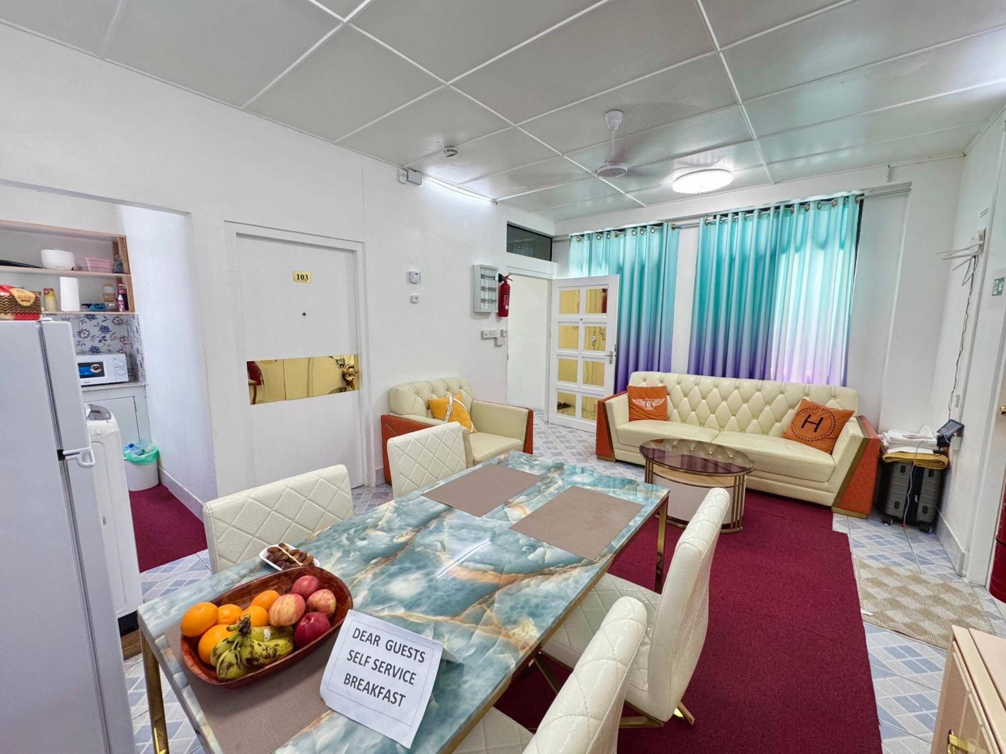 Ontrack Travel Transit Hotel Мале Екстериор снимка